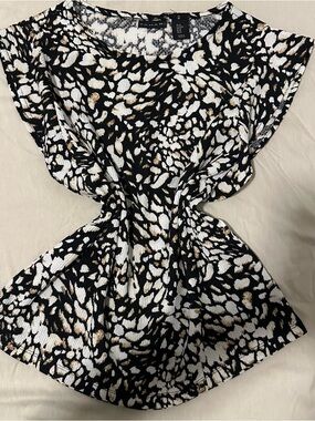 CLOSET SALE 🛍️
Tahari Black, White & Tan Animal-Print Flutter Sleeve Top
